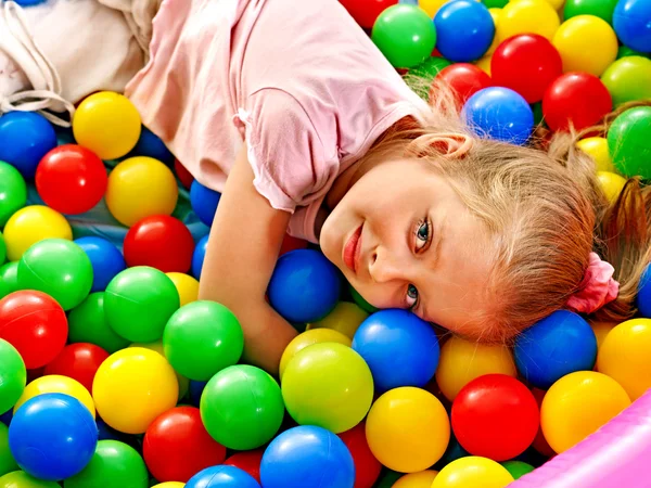 Enfant en boule colorée . — Photo