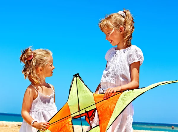 Kid flying kite outdoor. — Zdjęcie stockowe