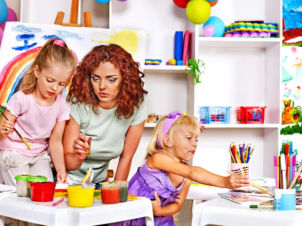 Kind schilderen op ezel. — Stockfoto