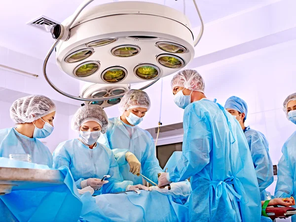 Chirurg aan het werk in de operatiekamer. — Stockfoto