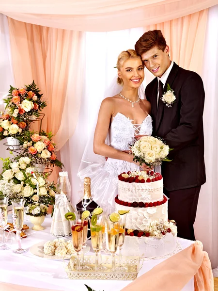 Grupo de pessoas na mesa de casamento . — Fotografia de Stock