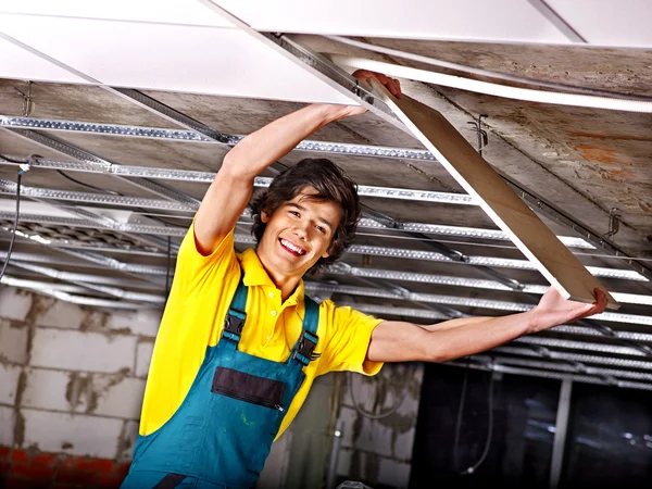 Man installing suspended ceiling — Stock Photo, Image