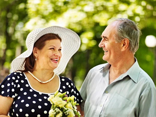 Glückliches altes Paar mit Blume. — Stockfoto