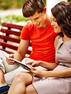 tablet pc ile çift bankta oturmak .
