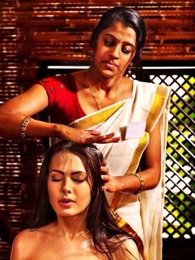 Ayurveda spa tedavisi olan kadın.