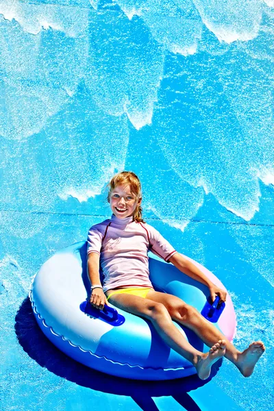 Kind op Wasser Rutsche op aquapark. — Stockfoto