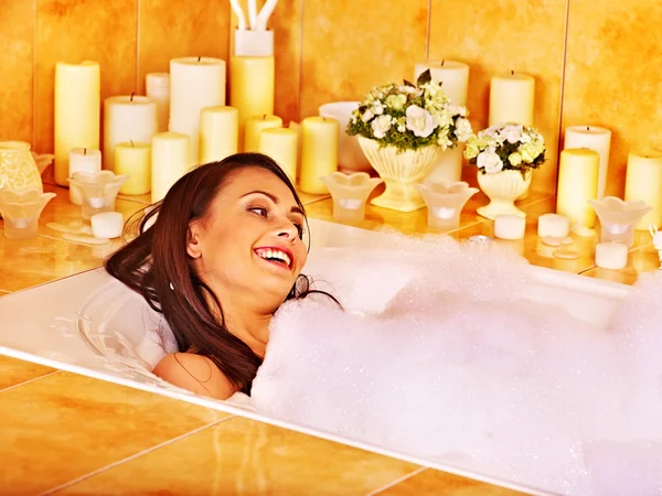 Женщина расслабляется дома ванна . — стоковое фото