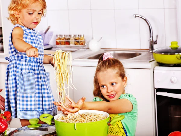Dzieci gotowania w kuchni. — Zdjęcie stockowe