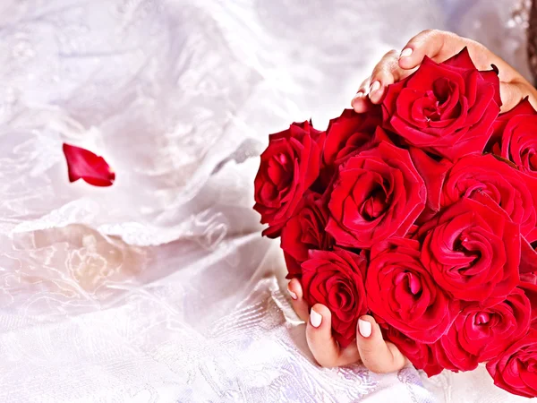 Bride with rose bouquet — Stock Photo, Image