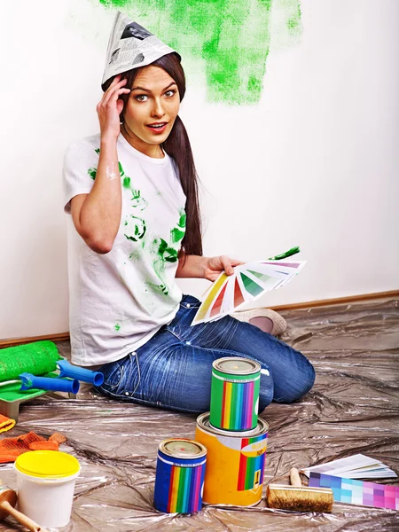 Mulher pintar parede em casa . — Fotografia de Stock