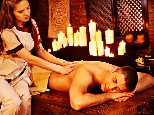 Hombre que tiene tratamiento de spa ayurvédico . — Foto de Stock