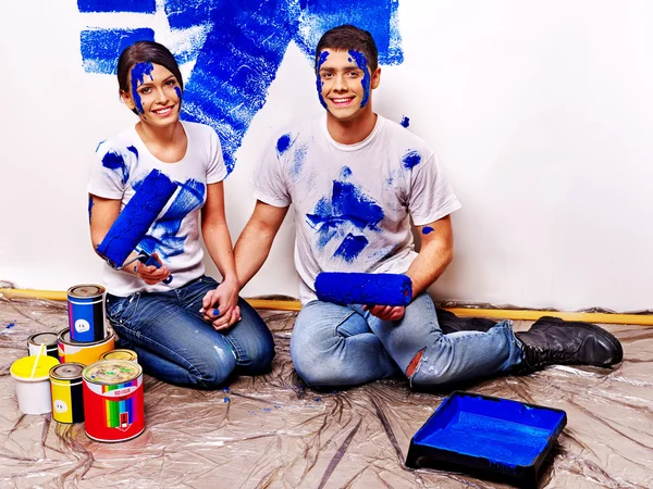 Familj måla väggen hemma. — Stockfoto