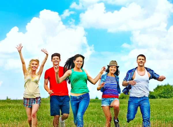 Groep mensen zomer buiten. — Stockfoto