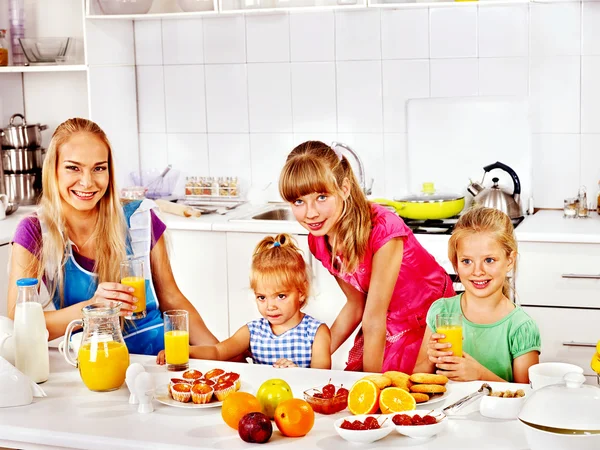 Çocuk ile aile Kahvaltı — Stok fotoğraf