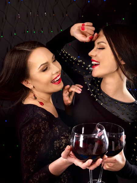 Deux femmes lesbiennes sexy avec du vin rouge . — Photo