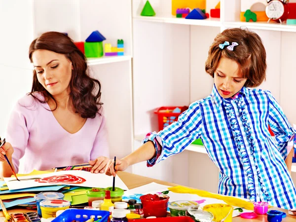 Familj med barn målning . — Stockfoto