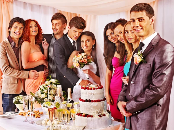 Ομάδα ανθρώπων στο τραπέζι του γάμου. — Φωτογραφία Αρχείου