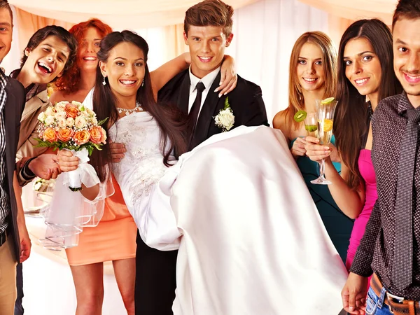 Groom carrega noiva em suas mãos  . — Fotografia de Stock