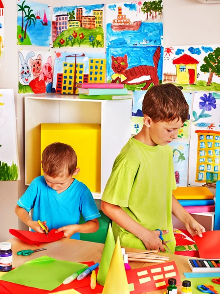 Kinder mit Lehrer im Klassenzimmer. — Stockfoto