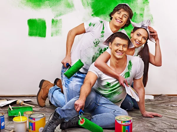 Grupo de personas pintar la pared en casa . — Foto de Stock