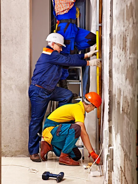 Grupp människor i builder uniform. — Stockfoto