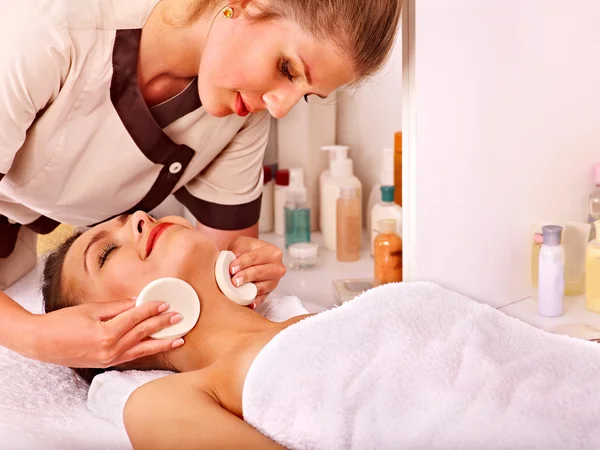 Mujer recibiendo masaje facial  . —  Fotos de Stock