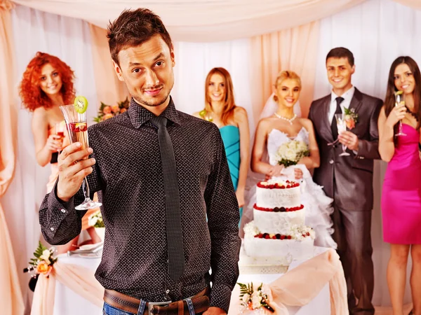 Grupo de pessoas na mesa de casamento . — Fotografia de Stock
