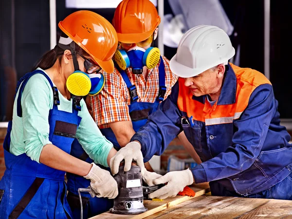 Les gens dans le casque constructeur  . — Photo