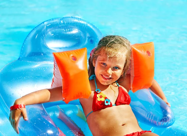 Kind schwimmt auf aufblasbarer Strandmatratze. — Stockfoto