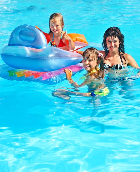 Familj i poolen. — Stockfoto