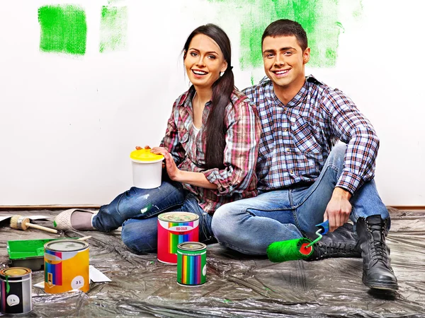 Family glues wallpaper at home. — Stock Photo, Image