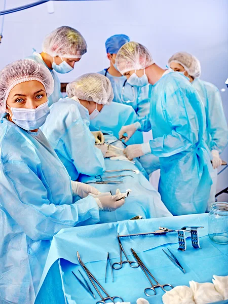 Хирург на работе в операционной. — стоковое фото