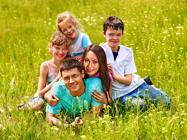 Família na grama verde . — Fotografia de Stock