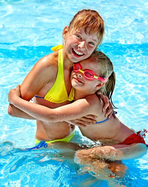 Kind op Wasser Rutsche op aquapark. — Stockfoto