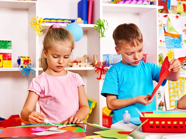 Niño cortar papel tijeras . — Foto de Stock