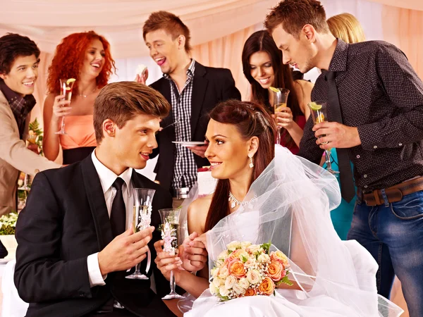 Pareja de bodas e invitados bebiendo champán . — Foto de Stock