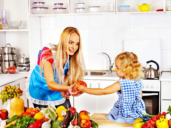 Matka krmit dítě v kuchyni. — Stock fotografie