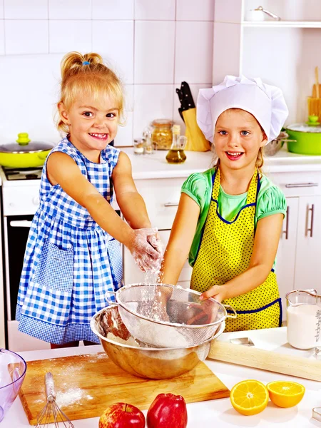 Bambino con pasta mattarello — Foto Stock