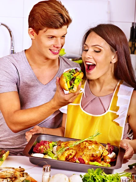 Couple cooking chicken at kitchen. — Stock Photo, Image