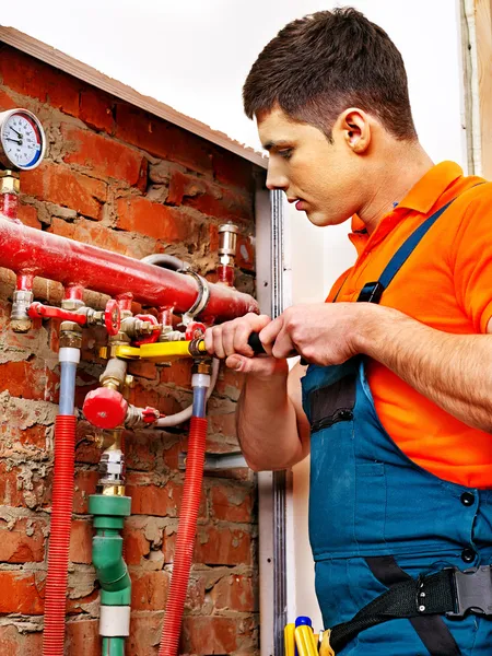 Homens construtor fixação sistema de aquecimento  . — Fotografia de Stock