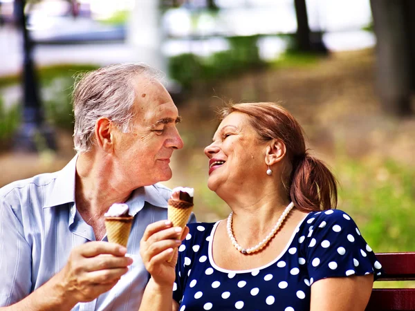 Ευτυχισμένο ζευγάρι παλιά με παγωτό καϊμάκι. — Φωτογραφία Αρχείου