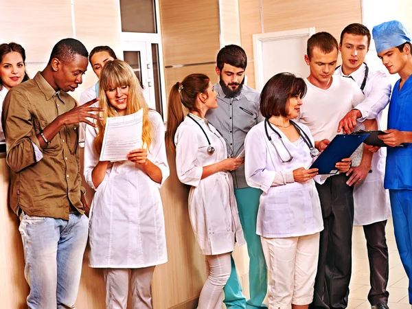 Groep artsen bij de receptie in het ziekenhuis. — Stockfoto