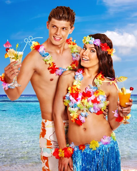 Couple with cocktail at Hawaii wreath beach. — Stock Photo, Image