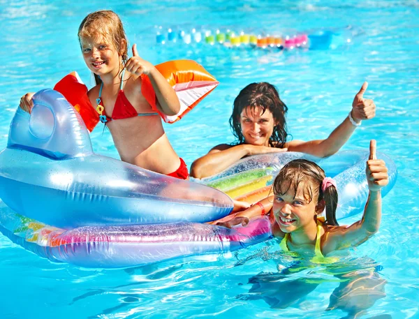 Familj i poolen. — Stockfoto