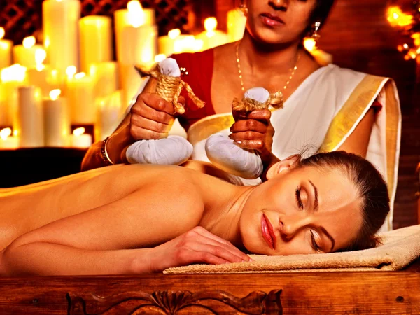 Mulher fazendo massagem com bolsa de arroz . — Fotografia de Stock