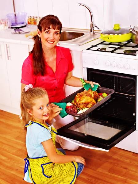 Mujer cocinando pollo en la cocina . —  Fotos de Stock