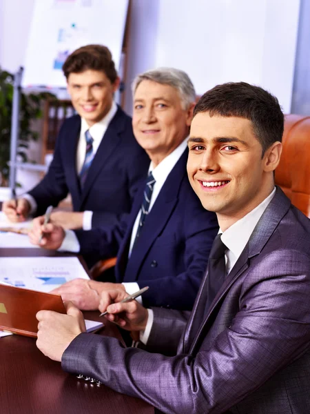 Groupe d'hommes d'affaires au bureau . — Photo