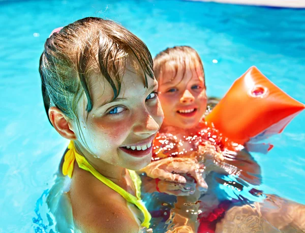 Kinder mit Armbinden im Schwimmbad. — Stockfoto