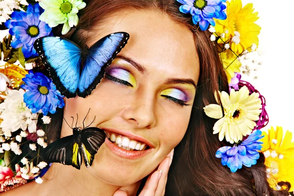 Mujer con flor y mariposa . — Foto de Stock