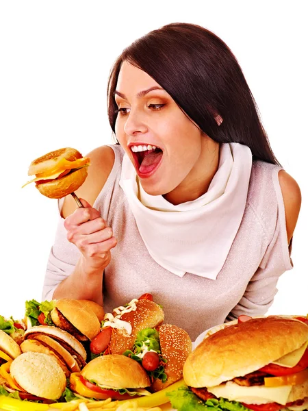 Donna che mangia fast food. — Foto Stock